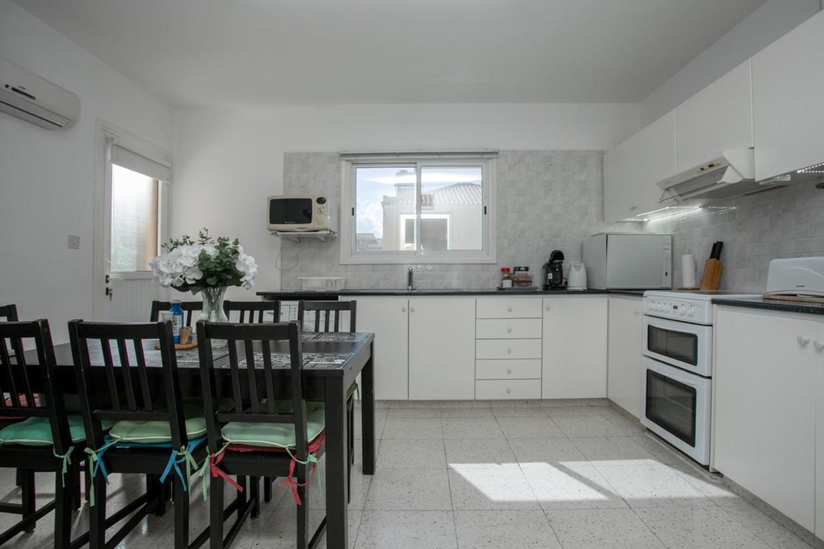 The Marilouize Apartment Peyia Bagian luar foto