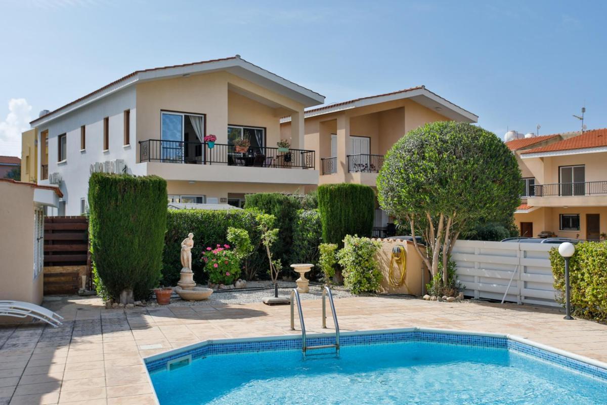 The Marilouize Apartment Peyia Bagian luar foto