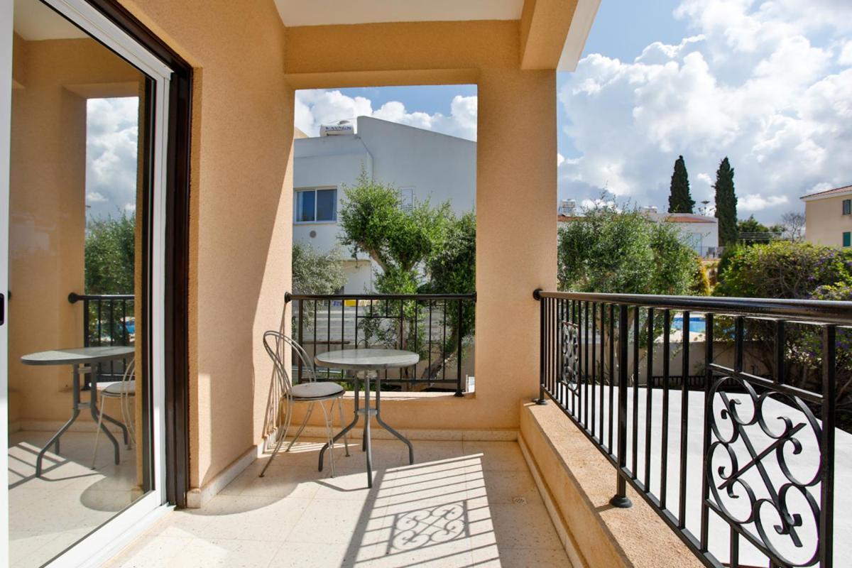 The Marilouize Apartment Peyia Bagian luar foto