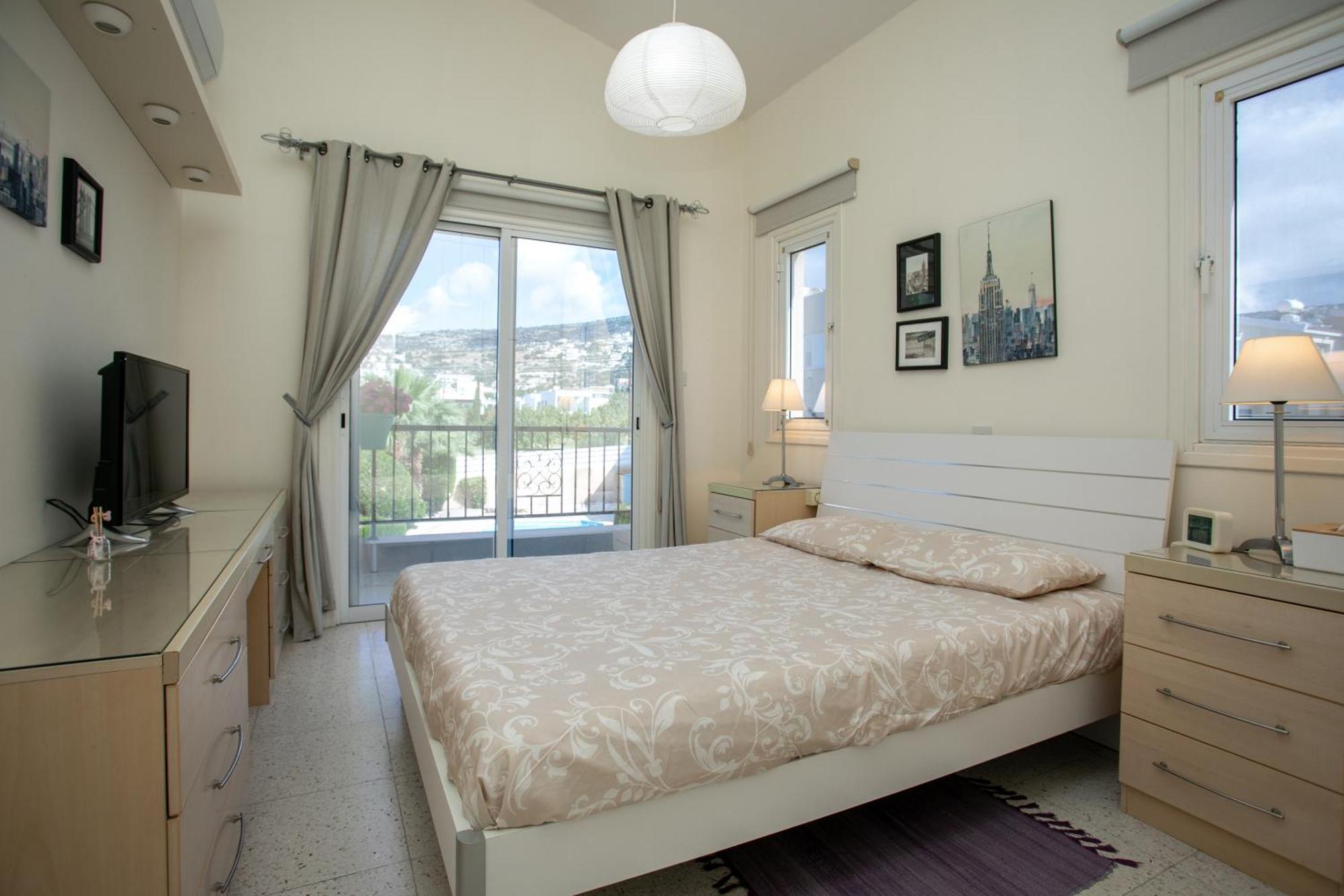 The Marilouize Apartment Peyia Bagian luar foto