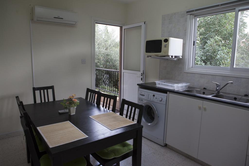 The Marilouize Apartment Peyia Ruang foto
