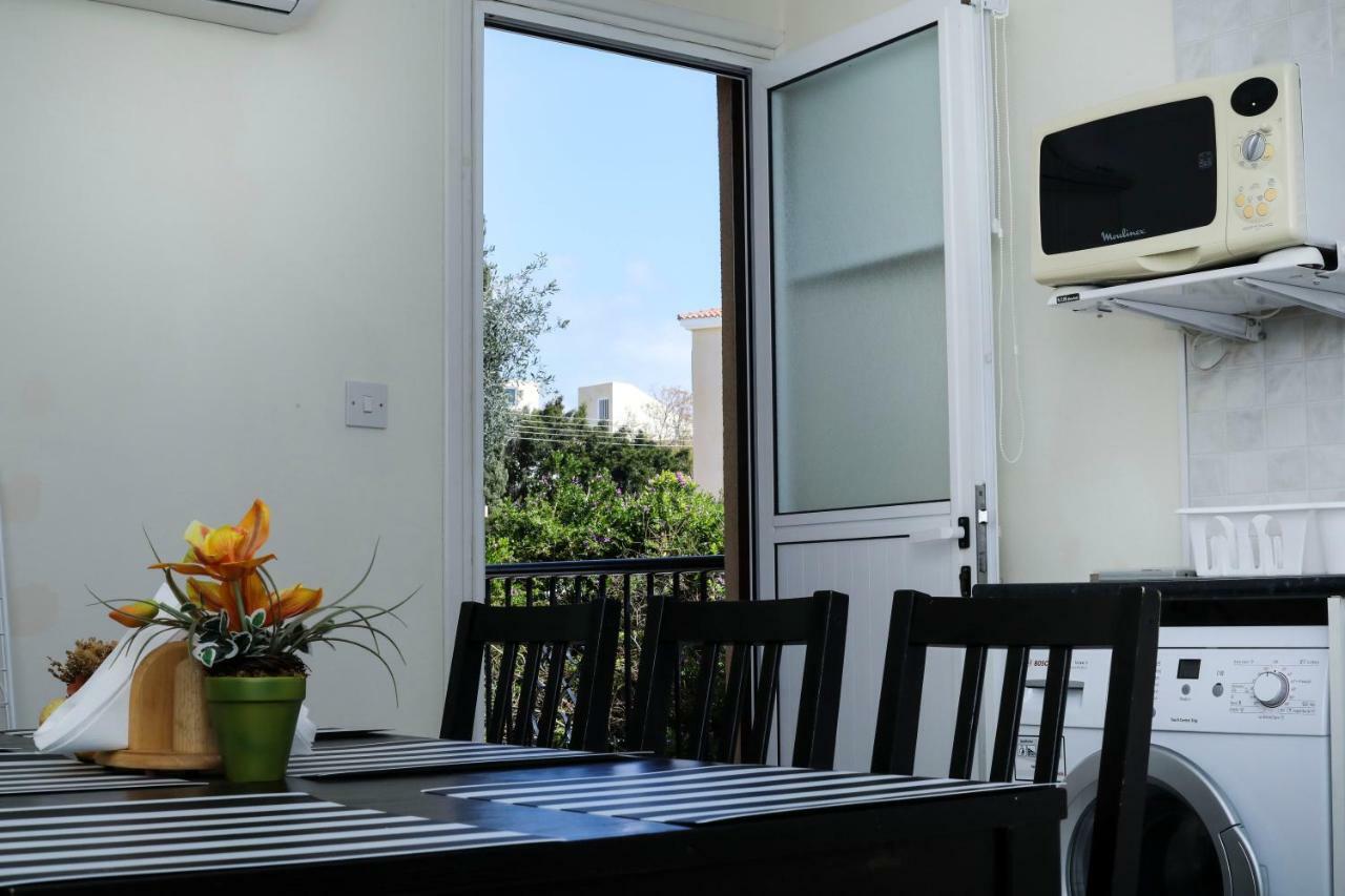The Marilouize Apartment Peyia Bagian luar foto